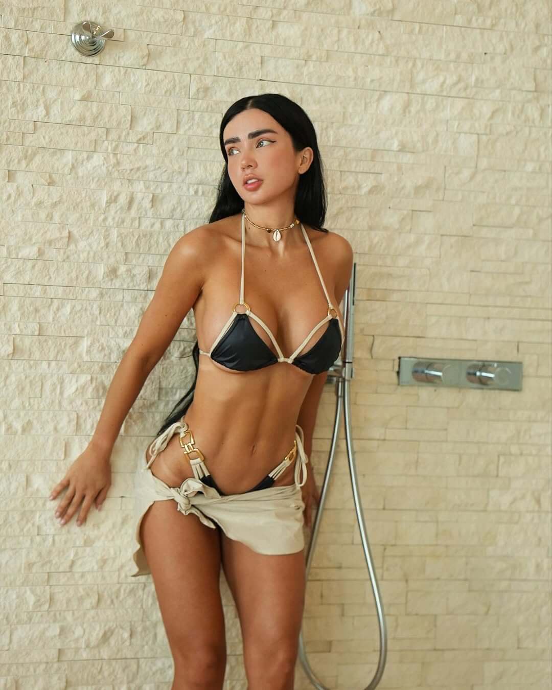 Influencer Giebelle Ariana con bikini Black Devil - Colaboración poder femenino negro