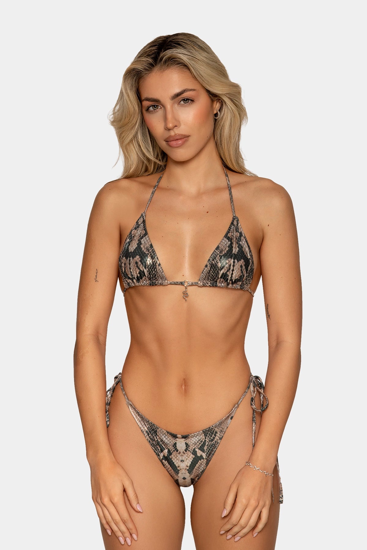 Bikini triángulo Serpentia de Giebelle con estampado snake print brillante y fornitura serpiente