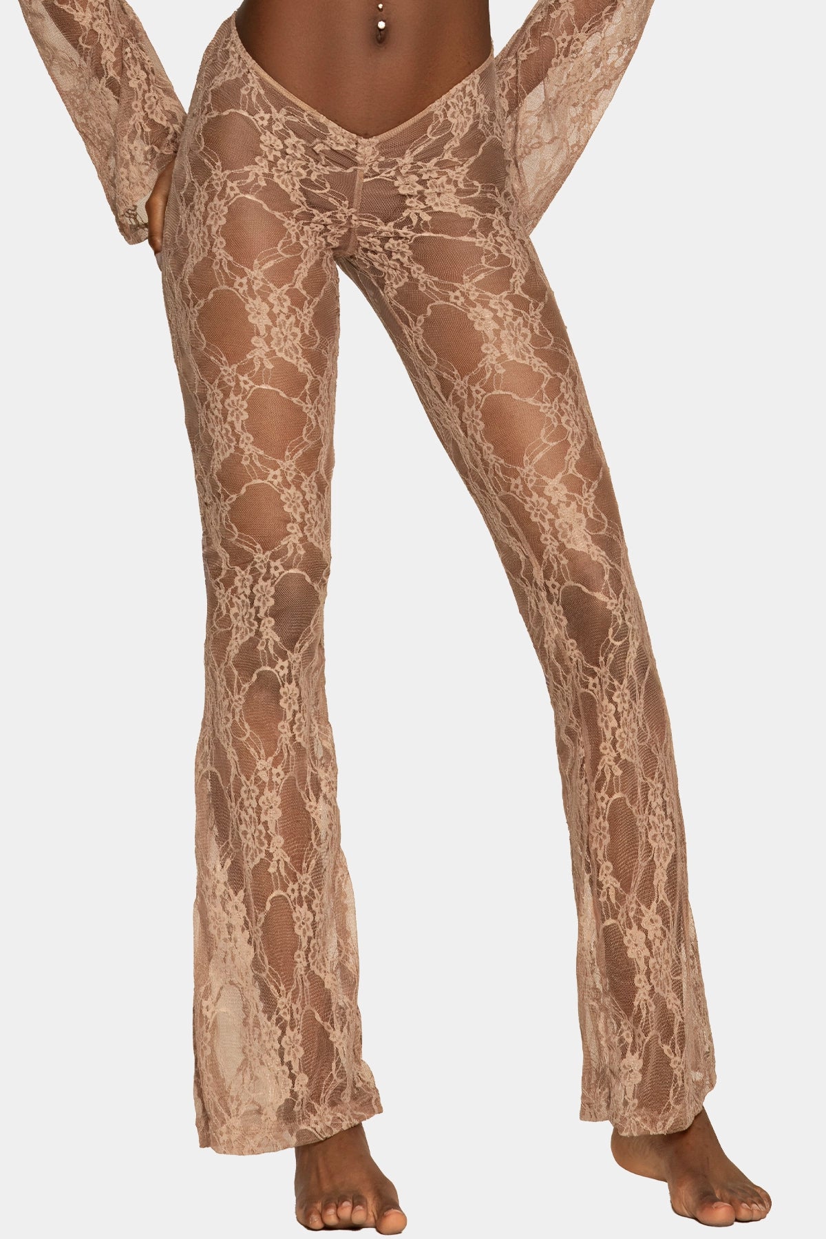 Detalle pantalón de encaje nude brown del Set Lace Allure de Giebelle con silueta alargada y caída recta