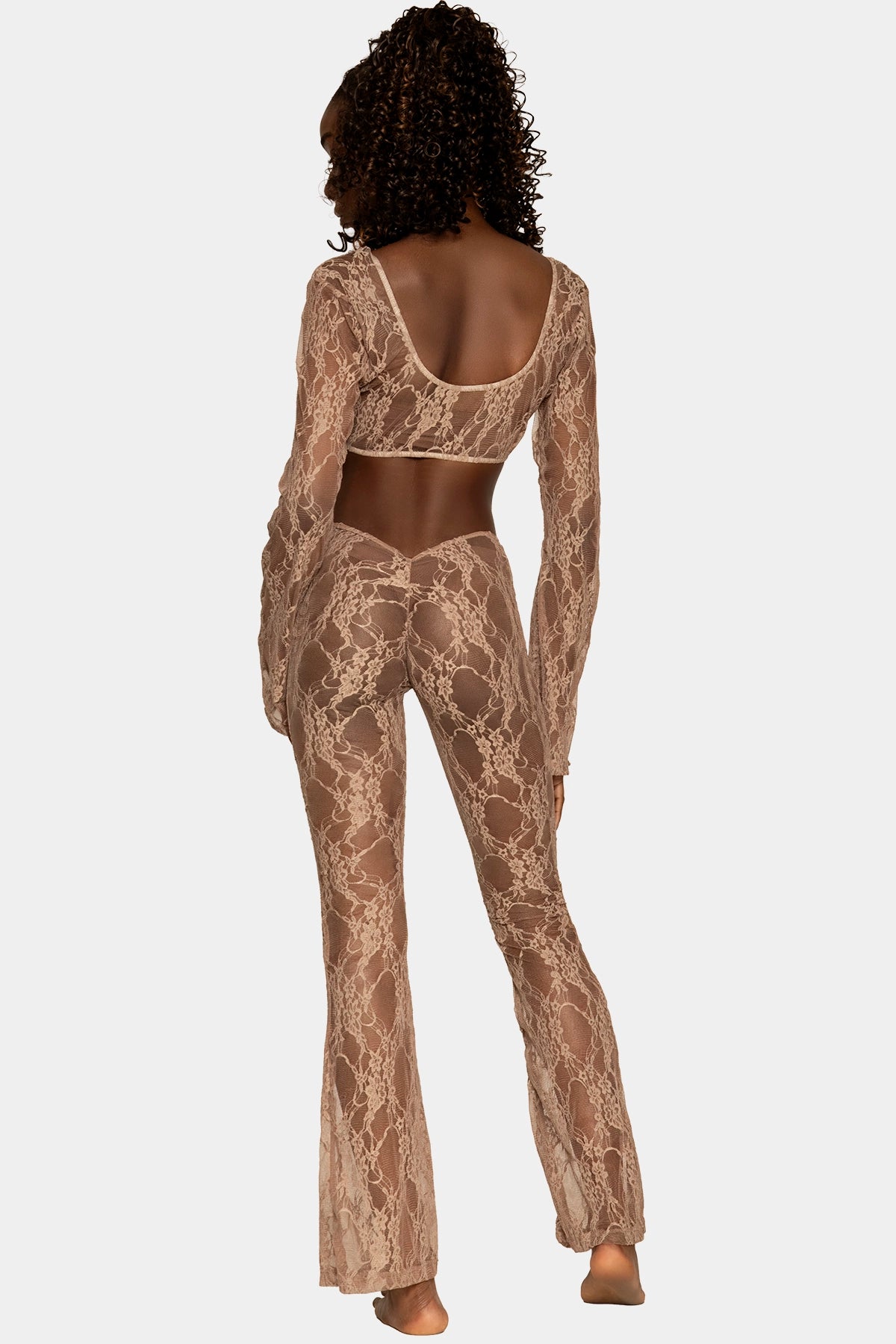 Set Lace Allure nude brown de Giebelle, vista espalda mostrando top y pantalón de encaje nude brown con caída recta
