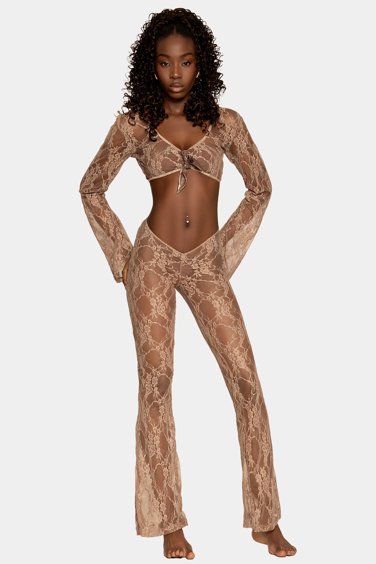 Set Lace Allure nude brown de Giebelle con top manga larga, lazada frontal y pantalón de encaje de silueta alargada