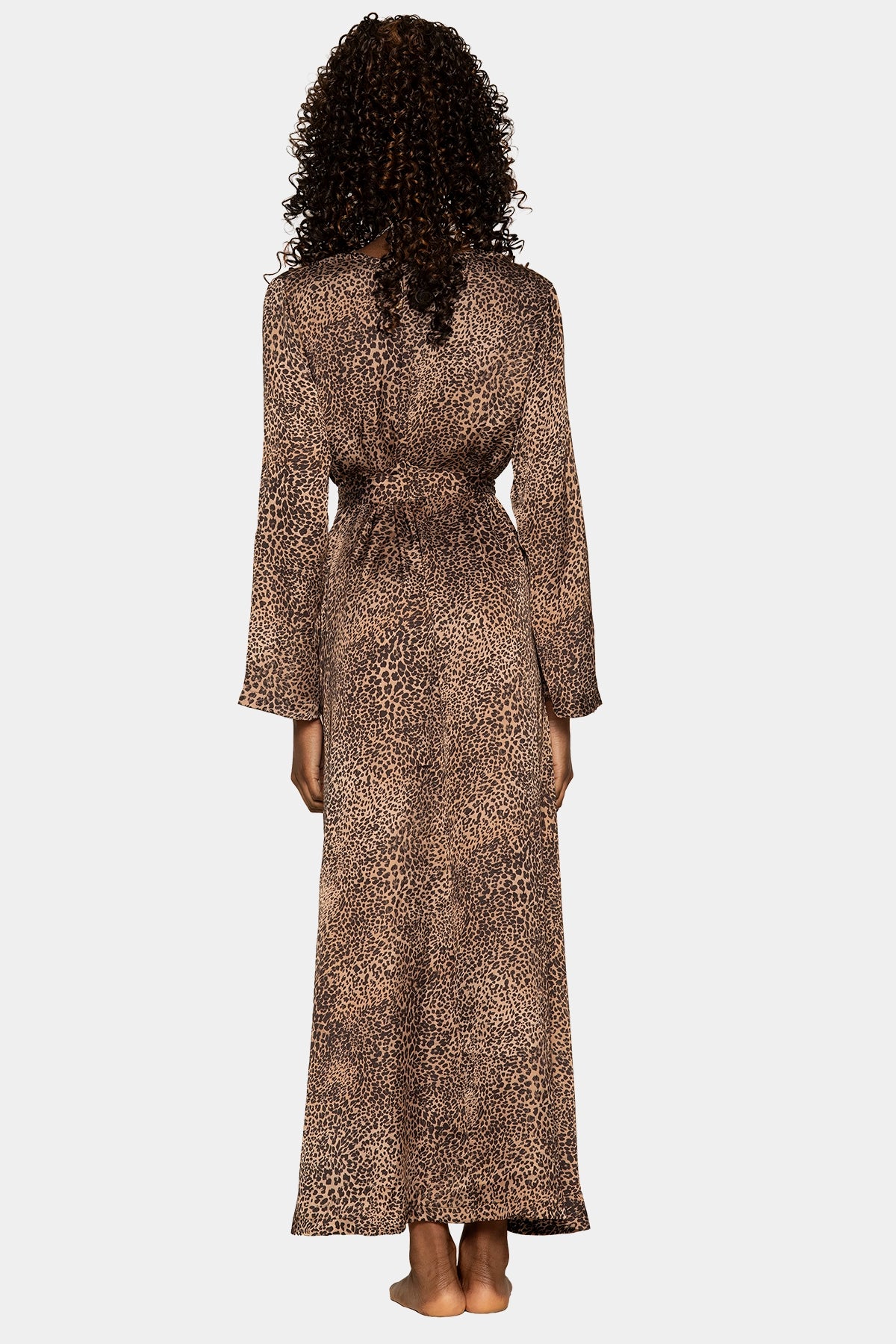 Bata Savana de Giebelle animal print, vista de espalda mostrando caída fluida del tejido reciclado