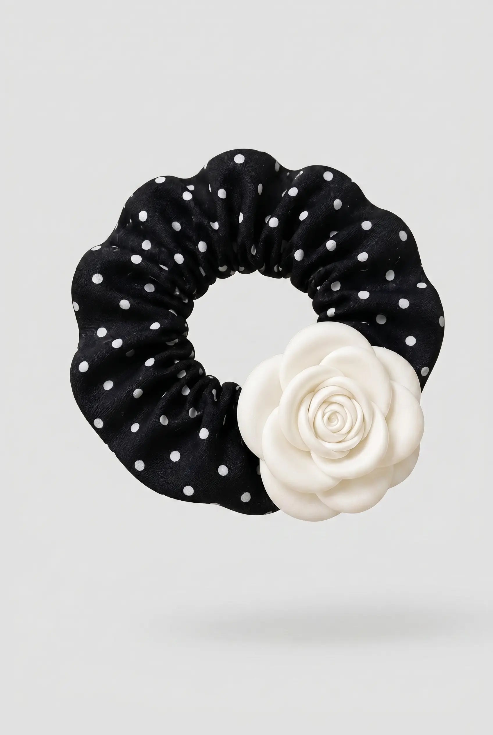 Coletero St. Barth de Giebelle en tela negra con lunares blancos y rosa blanca artesanal como detalle central