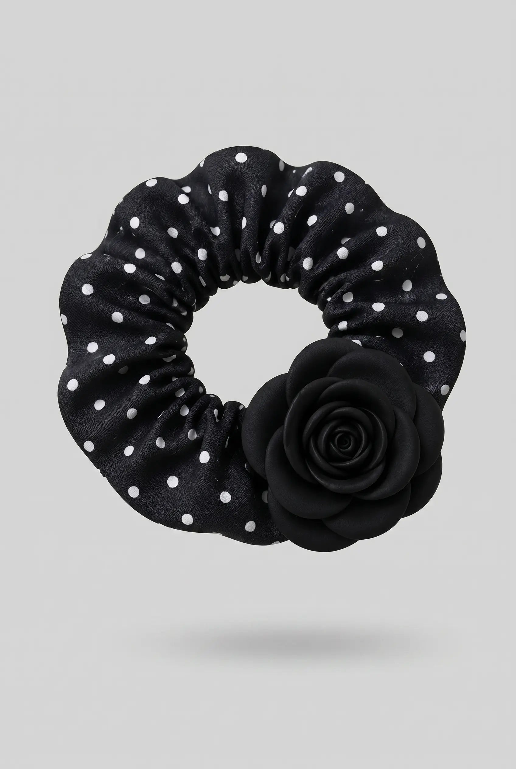 Coletero St. Barth de Giebelle en tela negra con lunares blancos y rosa negra artesanal como detalle central