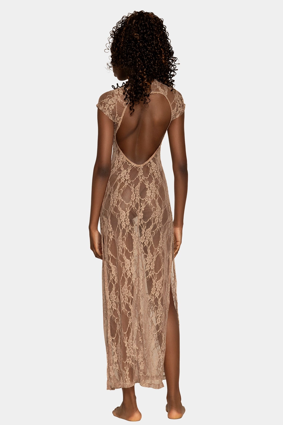 Dress Lace Essence nude brown de Giebelle, vista espalda abierta mostrando encaje semitransparente y caída fluida