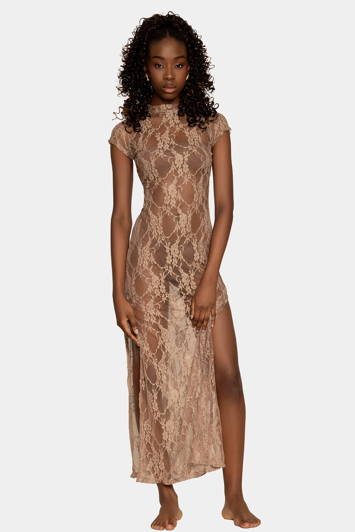 Dress Lace Essence nude brown de Giebelle, vestido largo de encaje semitransparente con escote cerrado y abertura lateral