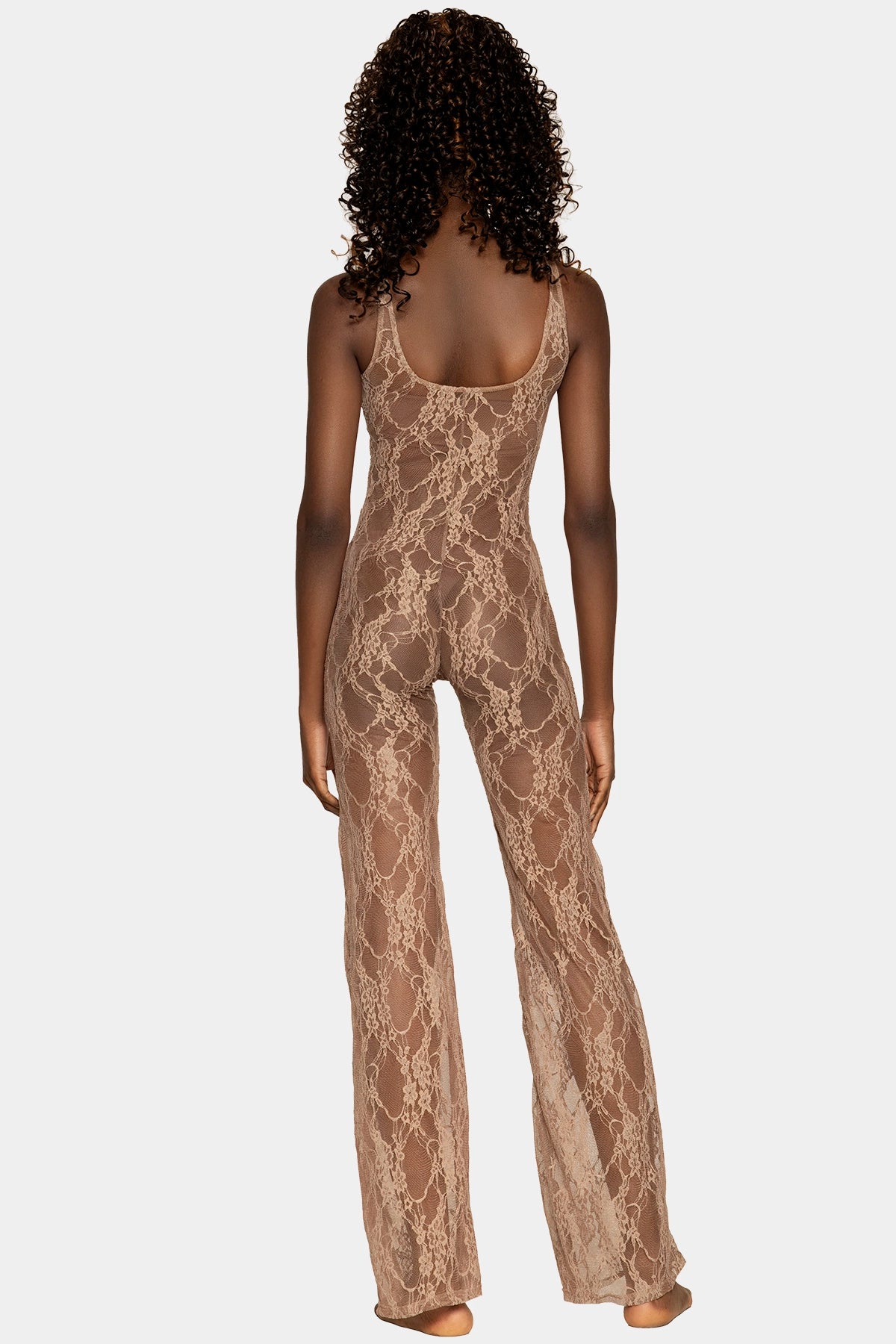 Jumpsuit Obsidian Lace Brown de Giebelle en encaje nude brown con abertura frontal y detalle metálico central