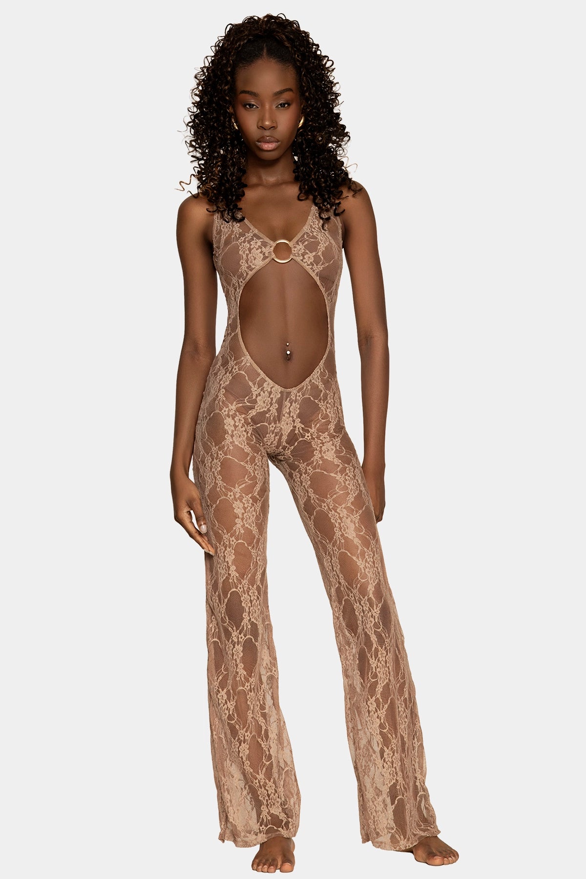 Jumpsuit Obsidian Lace Brown de Giebelle en encaje nude brown con abertura frontal y detalle metálico central