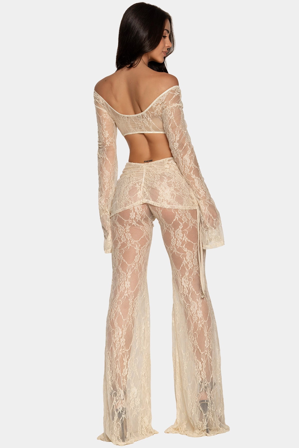 Set Lace Allure nude de Giebelle, vista espalda mostrando pantalones falda de encaje nude con silueta etérea y alargada