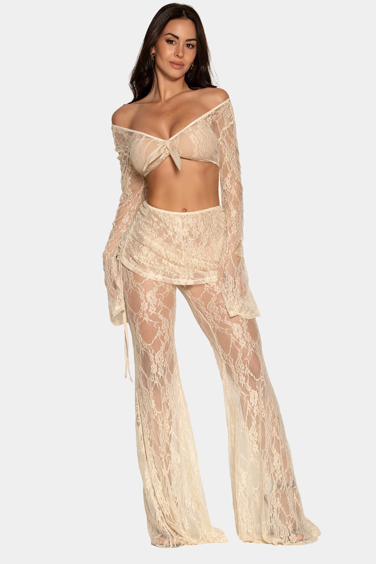Set Lace Allure nude de Giebelle con top manga larga, lazada frontal y pantalones falda de encaje con caída fluida