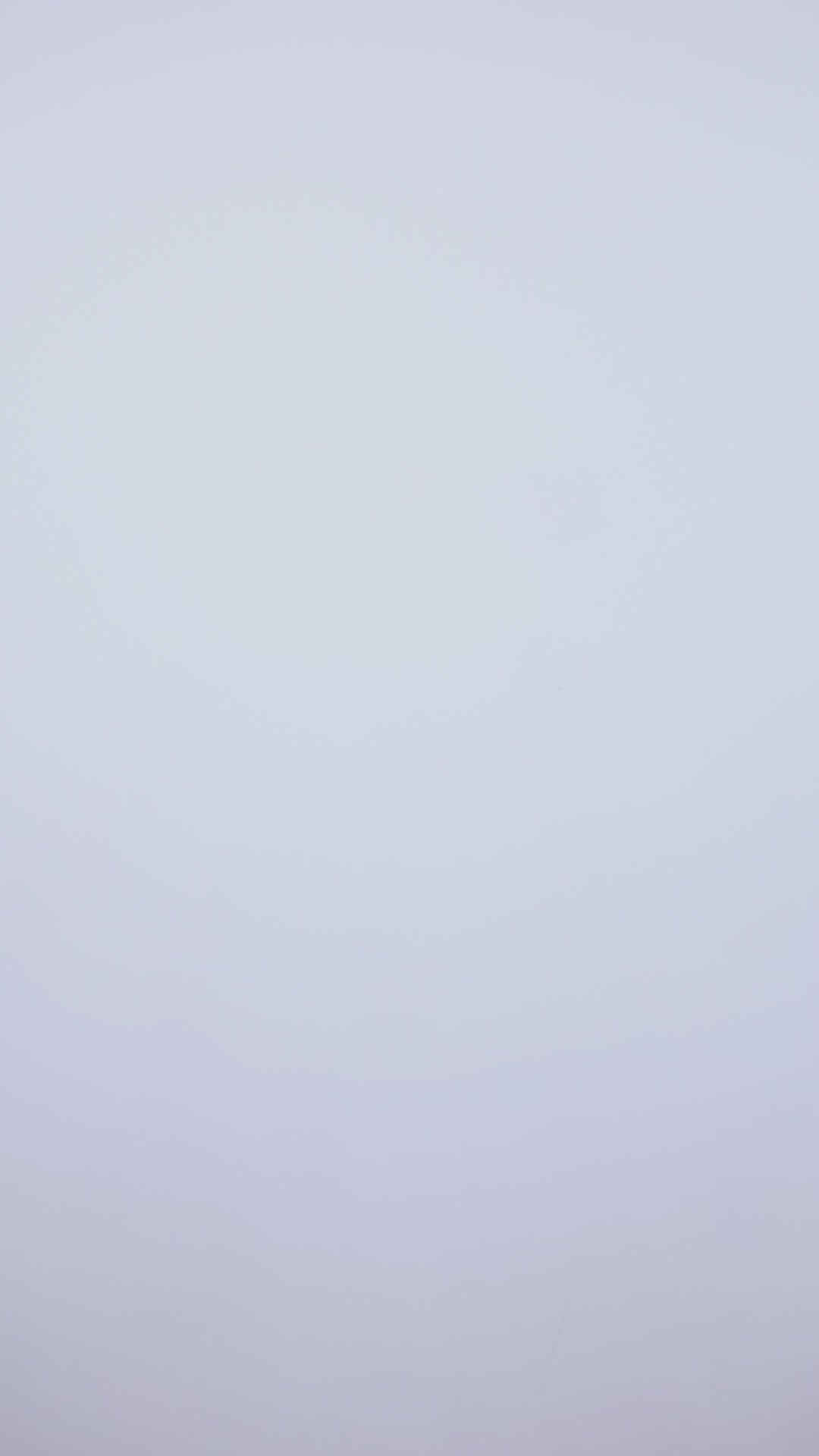 Modelo luciendo conjunto Onix de Giebelle - crop top negro con manga larga, escote corazón y fornitura plateada, combinado con legging acampanado de tejido brillante moldeador - Colección Invierno 2025